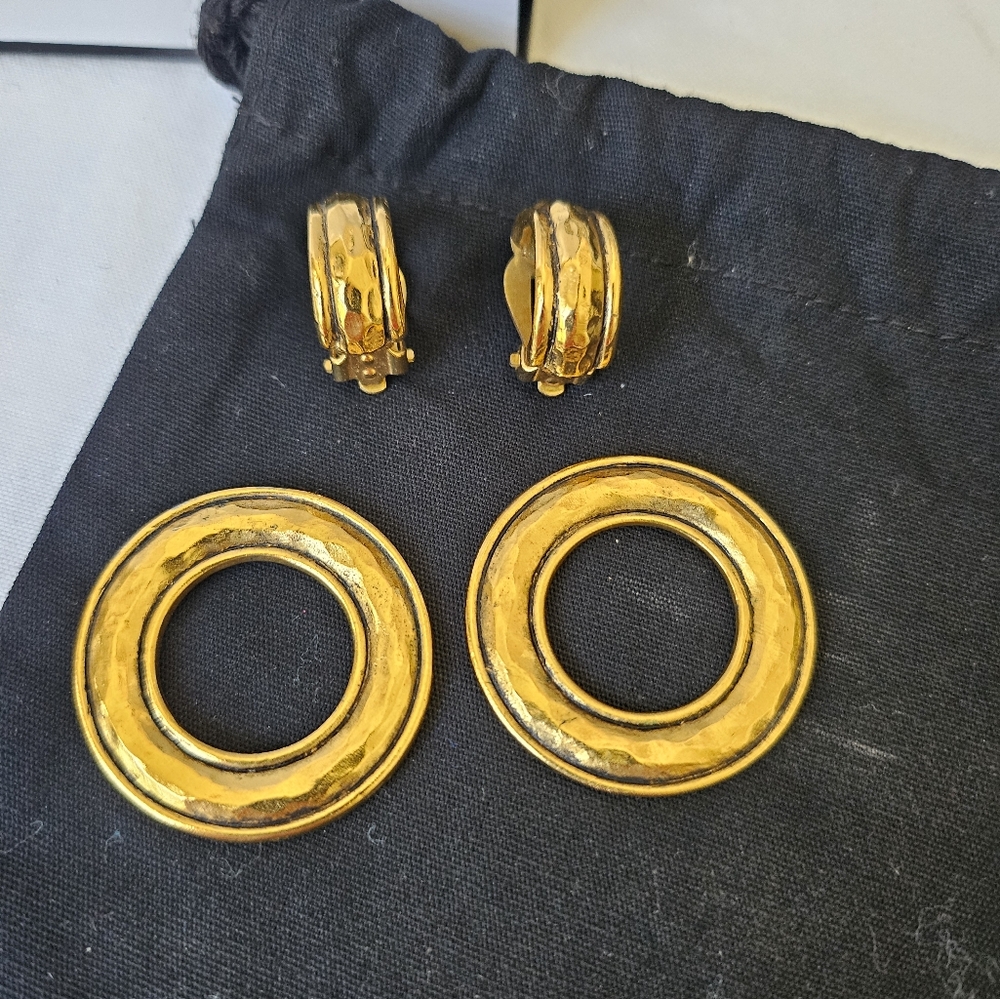 Chanel vintage 24kt gold plated hammered door knocker hoop clip on earrings. - Picture 10 of 11